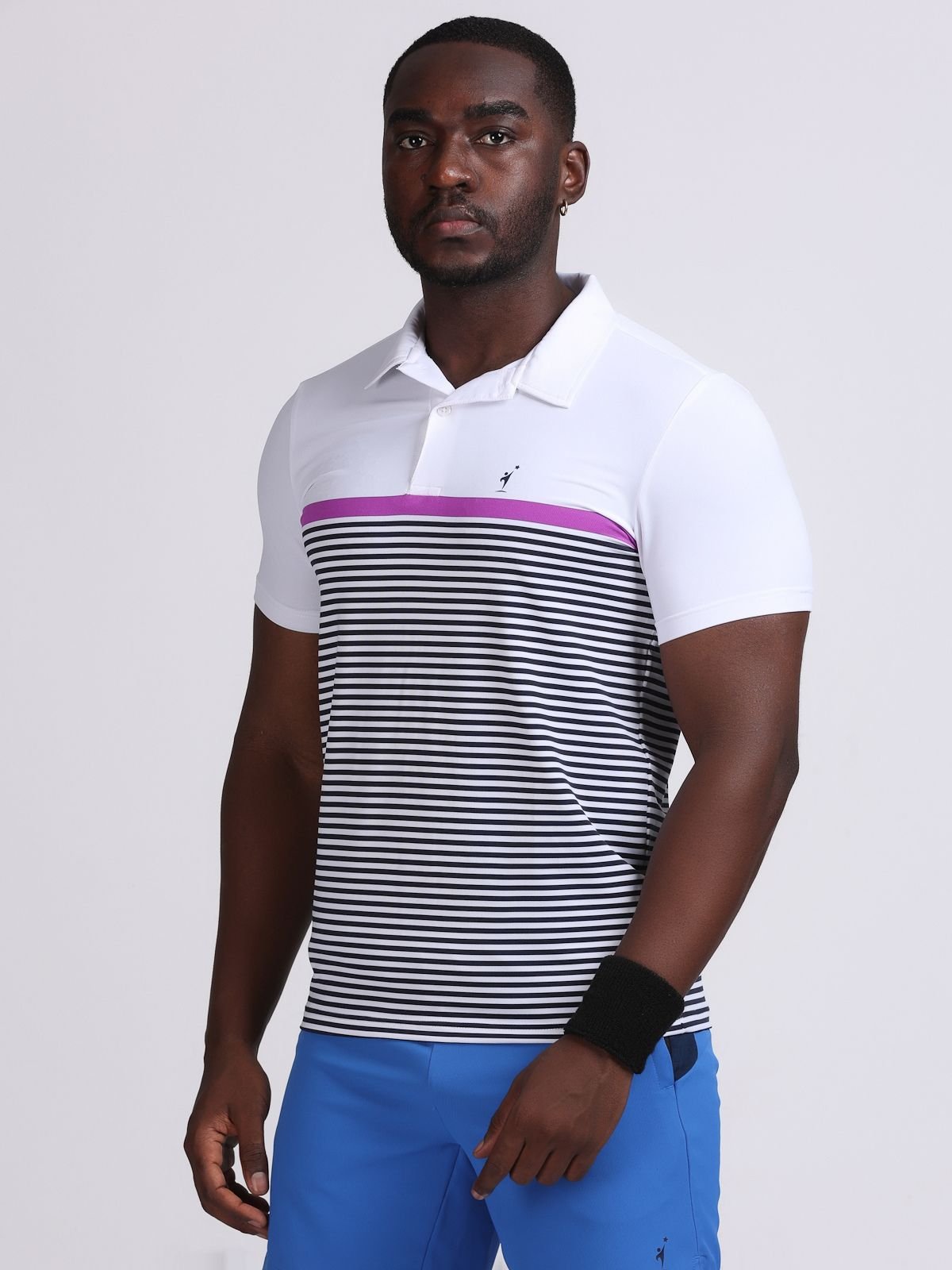 Three-quarter view of a man wearing a white striped polo t-shirt Streifen with purple accent stripe.